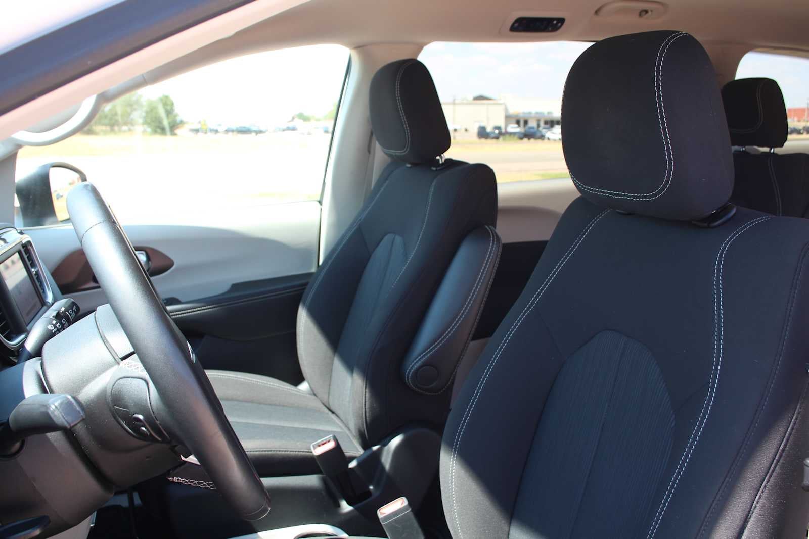 2022 Chrysler Voyager LX