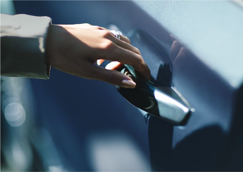 A hand gracefully grips the Light Touch Handle of a 2023 Lincoln Aviator® SUV to demonstrate its ease of use | Vance Lincoln in Miami OK