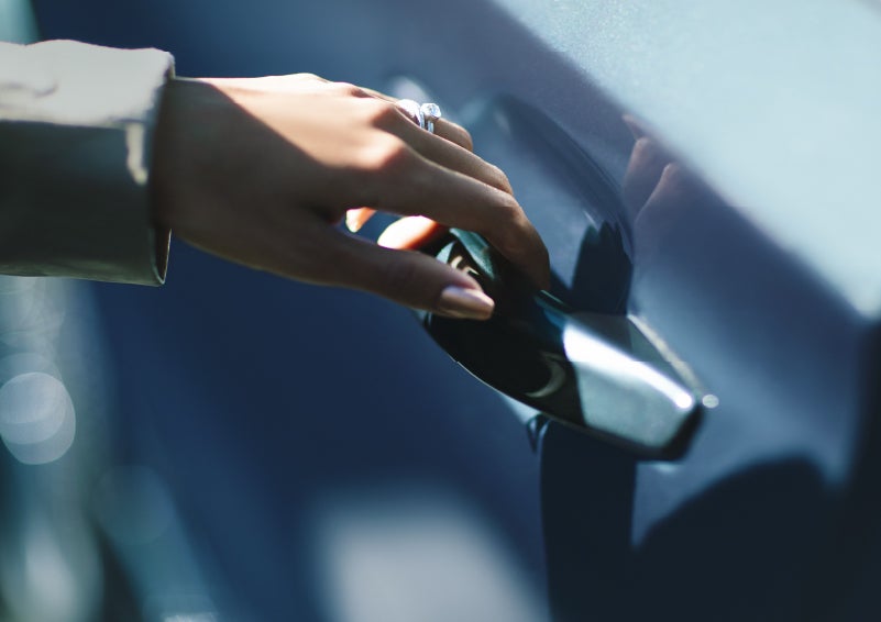 A hand gracefully grips the Light Touch Handle of a 2024 Lincoln Aviator® SUV to demonstrate its ease of use | Vance Lincoln in Miami OK