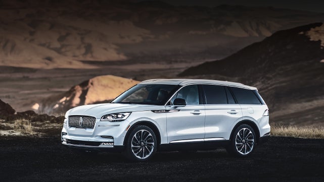 A 2024 Lincoln Aviator® SUV is parked at a mountain overlook | Vance Lincoln in Miami OK