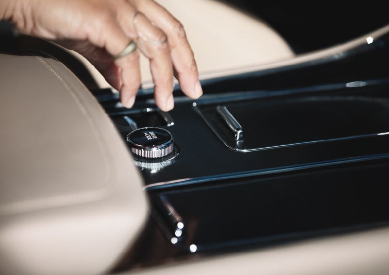 A hand reaching for the Lincoln Drive Modes knob of a 2024 Lincoln Aviator® SUV | Vance Lincoln in Miami OK