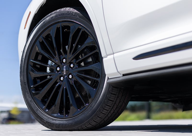The stylish blacked-out 20-inch wheels from the available Jet Appearance Package are shown. | Vance Lincoln in Miami OK