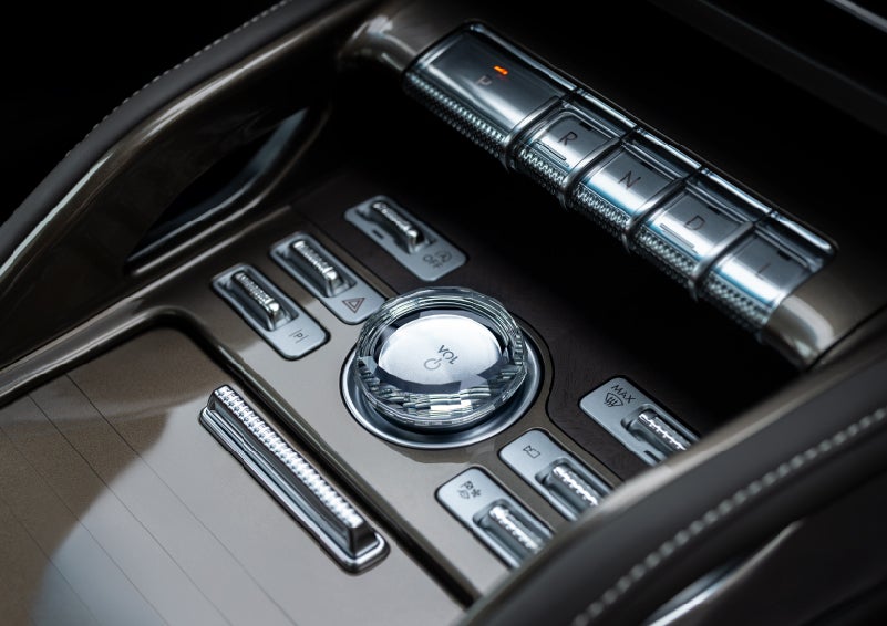 A crystal-inspired volume knob is shown in the center floor console of a 2024 Lincoln Nautilus® SUV. | Vance Lincoln in Miami OK