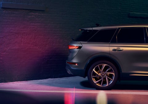 A dramatization of a 2025 Lincoln Corsair® SUV is shown backing up toward a wall. | Vance Lincoln in Miami OK