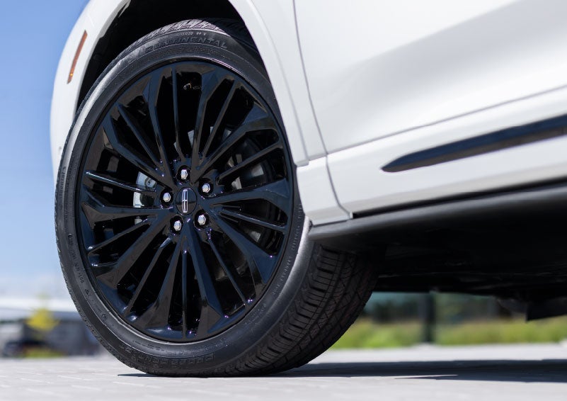 A stylish 20-inch black aluminum wheel of the available Jet Appearance Package is shown. | Vance Lincoln in Miami OK
