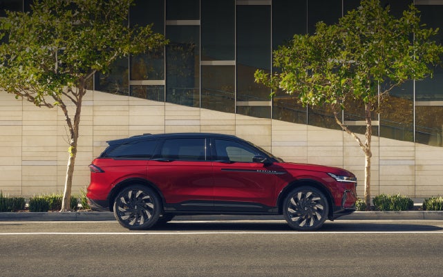 A 2026 Lincoln Nautilus® SUV with an available Hybrid Powertrain is parked in an urban setting. | Vance Lincoln in Miami OK