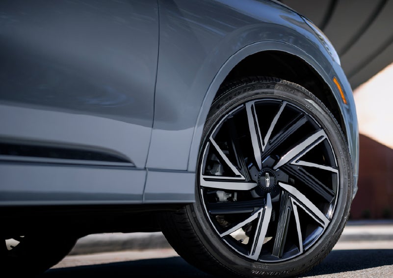 The wheel of the 2027 Lincoln Aviator® Black Label™ SUV is shown slightly angled out. | Vance Lincoln in Miami OK